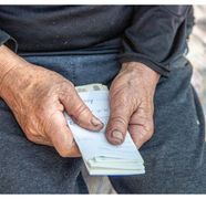 Ce înseamnă o pensie decentă pentru un român în 2025. De câţi bani are nevoie un bunic pentru a fi şi nepoţii fericiţi